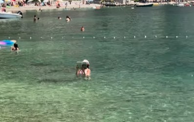 "Ovo je kraj svijeta" Žena snimljena u Crnoj Gori kako USRED MORA RADI OVO i internet je doslovno eksplodirao - content image