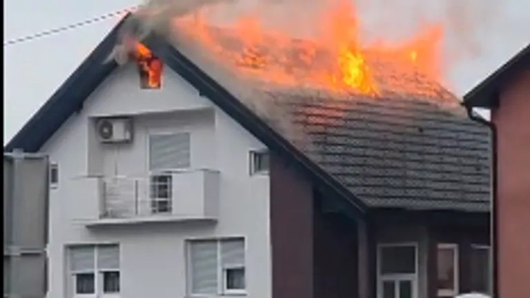 Haos u komšiluku: Udar groma zapalio krov kuće, komšije gasile požar kantama vode - featured image
