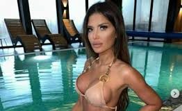 Ovo je Ana Radulovic PRE OPERACIJA I BEZ SILIKONA: Pre nego sto je postala poznata izgledala je drugacije i zavrsila je TEZAK FAKULTET