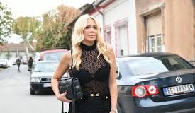 MILICA TODOROVIC BACILA SVE U TRANS NA SVADBI KOD KOLEGINICE Pevacica se utegla, cipkasta majica, a crni brushalter u prvom planu