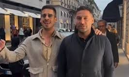 DUSKO TOSIC UZIVA SA NIKOLOM ROKVICEM U ITALIJI Zagrljeni setaju Milanom i pevaju: “Nek nam Bog da srece…” (VIDEO)