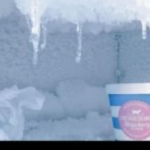 AKO VAM SE LED NAKUPLJA U ZAMRZIVAČU, SAMO UBACITE OVU NAMIRNICU: Nestaće kao rukom odnešen