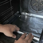 Zapuštena pećnica je prošlost: 0čistite je bez ribanja. TRIK sa limenom folijom će to učiniti za vas!