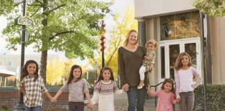 Ova žena je usvojila 4 ostavljene djevojčice: Poslije 9 mjeseci, dobila je poziv od koje joj se knedla zaglavila u grlu…