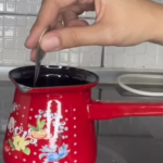 TURKINJA POKAZALA KAKO SE PRAVILNO KUHA TURSKA KAFA: Iznenadićete se koliko je drugačija od naše “domaće”