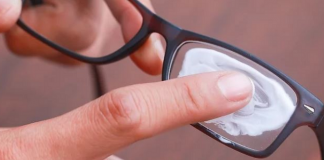 Kako efikasno ukloniti ogrebotine sa stakala vaših naočala