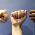 Šta Vaša Stisnuta Šaka Otkiva o Vama: Zapanjujuće Psihološke Analize