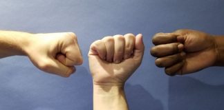 Šta Vaša Stisnuta Šaka Otkiva o Vama: Zapanjujuće Psihološke Analize