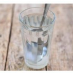 AKO VAM SE STALNO DEŠAVAJU LOŠE STVARI: Čašu vode napunite ovim i ostavite da stoji 24 sata! PREPOROD!