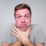 Kako reagovati kada vam komad hrane zapne u grlu: koraci za spasavanje života! (VIDEO)