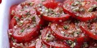SVI JEDEMO PARADAJZ, ALI OVAKVU SALATU JOŠ NISTE PROBALI: Toliko je ukusna da će vas oduševiti, a tajna je u 1 sastojku!
