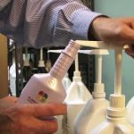 Zašto biste uvijek trebali imati nekoliko boca jeftinog šampona kod kuće?