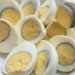 Evo šta znači ZELENI KRUG oko kuhanog žumanceta i da li treba da pojedete takvo jaje ili ne