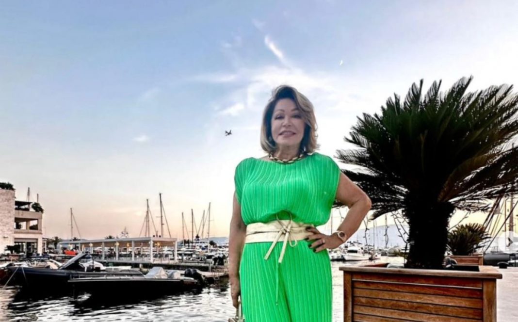 Haos na mrežama zbog fotke Nede Ukraden (74) u kupaćem: Skinula se i pokazala star0 tijelo – koža visi, noge naborane, ogavno - featured image