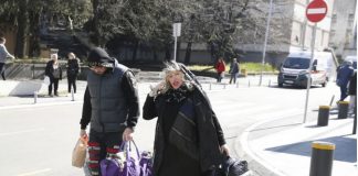 Pogledajte na kakve je GRANE spala popularna pjevačica!!”Ne bih mogla da živim samo od penzije” Pjevačica skuplja sve što nađe pored kontejnera da preživi!!! Pogledajte na kakve je GRANE spala popularna pjevačica!!”Ne bih mogla da živim samo od penzije” Pjevačica skuplja sve što nađe pored kontejnera da preživi!!! - featured image