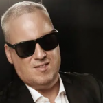 Krije je kao zmija noge,  a sad uhvaćeni zajedno! ODIŠU ELEGANCIJOM! Saša Matić u odijelu, a supruga gori, se’ks b0mba: Jel moguće da je Saša ovo kuci doveo, kćerka može da mu bude