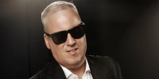 Krije je kao zmija noge, a sad uhvaćeni zajedno! ODIŠU ELEGANCIJOM! Saša Matić u odijelu, a supruga gori, se’ks b0mba: Jel moguće da je Saša ovo kuci doveo, kćerka može da mu bude