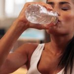 NAJZGODNIJA ŽENA OTKRILA TRIK: Pijte vodu na ovaj način i KILOGRAMI SE SAMI TOPE NAJZGODNIJA ŽENA OTKRILA TRIK: Pijte vodu na ovaj način i KILOGRAMI SE SAMI TOPE - featured image