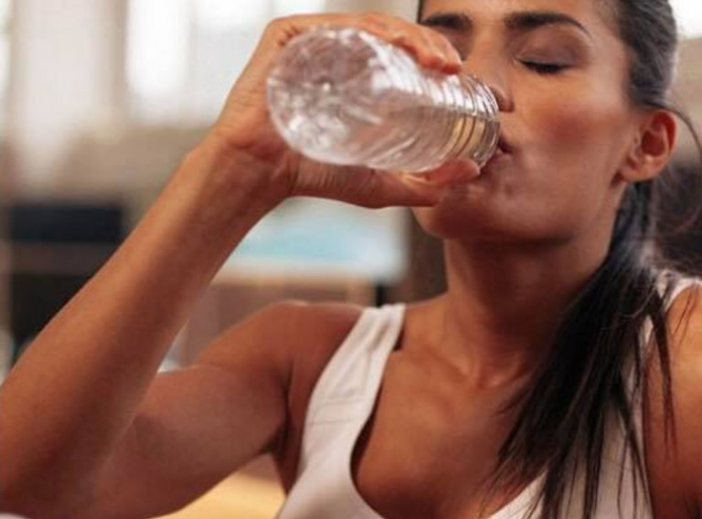 NAJZGODNIJA ŽENA OTKRILA TRIK: Pijte vodu na ovaj način i KILOGRAMI SE SAMI TOPE - featured image NAJZGODNIJA ŽENA OTKRILA TRIK: Pijte vodu na ovaj način i KILOGRAMI SE SAMI TOPE - featured image