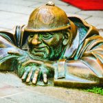 Nesrećno zaljubljeni čistač šahtova: U Bratislavi nalazi se Čumil, koji već skoro tri decenije fascinira turiste, a njegova ljubavna priča jako je zanimljiva Nesrećno zaljubljeni čistač šahtova: U Bratislavi nalazi se Čumil, koji već skoro tri decenije fascinira turiste, a njegova ljubavna priča jako je zanimljiva - featured image