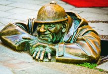 Nesrećno zaljubljeni čistač šahtova: U Bratislavi nalazi se Čumil, koji već skoro tri decenije fascinira turiste, a njegova ljubavna priča jako je zanimljiva Nesrećno zaljubljeni čistač šahtova: U Bratislavi nalazi se Čumil, koji već skoro tri decenije fascinira turiste, a njegova ljubavna priča jako je zanimljiva - featured image