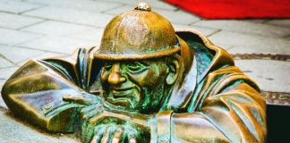 Nesrećno zaljubljeni čistač šahtova: U Bratislavi nalazi se Čumil, koji već skoro tri decenije fascinira turiste, a njegova ljubavna priča jako je zanimljiva Nesrećno zaljubljeni čistač šahtova: U Bratislavi nalazi se Čumil, koji već skoro tri decenije fascinira turiste, a njegova ljubavna priča jako je zanimljiva - featured image