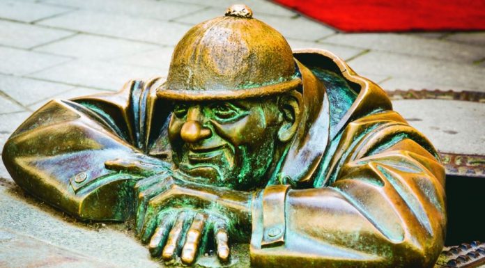 Nesrećno zaljubljeni čistač šahtova: U Bratislavi nalazi se Čumil, koji već skoro tri decenije fascinira turiste, a njegova ljubavna priča jako je zanimljiva Nesrećno zaljubljeni čistač šahtova: U Bratislavi nalazi se Čumil, koji već skoro tri decenije fascinira turiste, a njegova ljubavna priča jako je zanimljiva - featured image