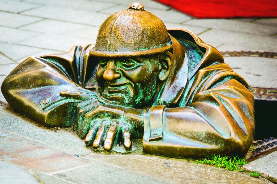 Nesrećno zaljubljeni čistač šahtova: U Bratislavi nalazi se Čumil, koji već skoro tri decenije fascinira turiste, a njegova ljubavna priča jako je zanimljiva - featured image Nesrećno zaljubljeni čistač šahtova: U Bratislavi nalazi se Čumil, koji već skoro tri decenije fascinira turiste, a njegova ljubavna priča jako je zanimljiva - featured image