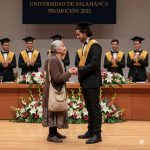 Rugali su mi se što sam sin siromašnog skupljača đubreta — ali na maturi sam uzeo mikrofon, rekao jednu rečenicu… i svi su utihnuli, a zatim se rasplakali… Rugali su mi se što sam sin siromašnog skupljača đubreta — ali na maturi sam uzeo mikrofon, rekao jednu rečenicu… i svi su utihnuli, a zatim se rasplakali… - featured image