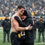 Otac je prodao svoj jedini zimski kaput da sinu kupi kopačke za finale: Sin je dao gol, a onda otrčao na tribine i uradio nešto što je rasplakalo ceo stadion. Otac je prodao svoj jedini zimski kaput da sinu kupi kopačke za finale: Sin je dao gol, a onda otrčao na tribine i uradio nešto što je rasplakalo ceo stadion. - featured image