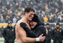 Otac je prodao svoj jedini zimski kaput da sinu kupi kopačke za finale: Sin je dao gol, a onda otrčao na tribine i uradio nešto što je rasplakalo ceo stadion. Otac je prodao svoj jedini zimski kaput da sinu kupi kopačke za finale: Sin je dao gol, a onda otrčao na tribine i uradio nešto što je rasplakalo ceo stadion. - featured image