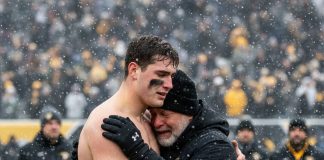 Otac je prodao svoj jedini zimski kaput da sinu kupi kopačke za finale: Sin je dao gol, a onda otrčao na tribine i uradio nešto što je rasplakalo ceo stadion. Otac je prodao svoj jedini zimski kaput da sinu kupi kopačke za finale: Sin je dao gol, a onda otrčao na tribine i uradio nešto što je rasplakalo ceo stadion. - featured image