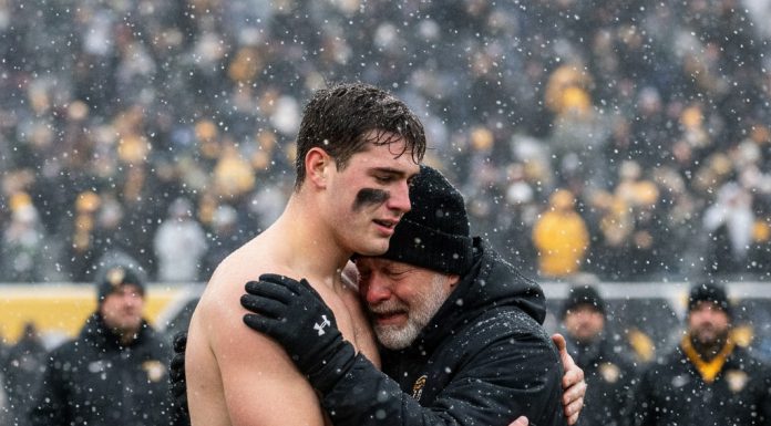 Otac je prodao svoj jedini zimski kaput da sinu kupi kopačke za finale: Sin je dao gol, a onda otrčao na tribine i uradio nešto što je rasplakalo ceo stadion. Otac je prodao svoj jedini zimski kaput da sinu kupi kopačke za finale: Sin je dao gol, a onda otrčao na tribine i uradio nešto što je rasplakalo ceo stadion. - featured image